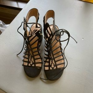 Black Pour le Victorie heels. Size 7.5.
